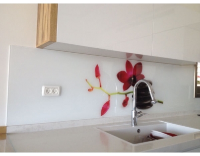 חיפוי קיר מזכוכית למטבח בעיטור פרח אדום