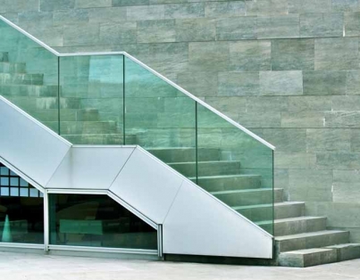 מעקה מדרגות מזכוכית 12 ממ זכוכית ירוקה מחוסמת