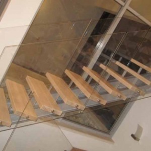 מעקה מדרגות מזכוכית