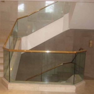 מעקה מדרגות מזכוכית כולל מאחז יד מוזהב