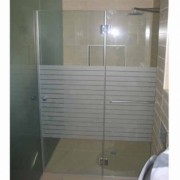 מקלחון חזית קבוע ודלת בשילוב דוגמת פסים 1