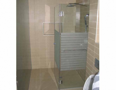 מקלחון חזית קבוע ודלת בשילוב דוגמת פסים