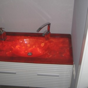 משטח מזכוכית משולב כיור לארון אמבטיה בצבע אדום