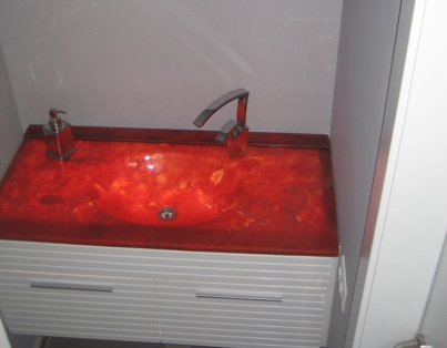 משטח מזכוכית משולב כיור לארון אמבטיה בצבע אדום
