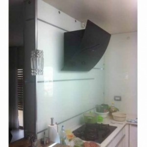 קיר הפרדה מזכוכית משולב תאורה בין מטבח וסלון